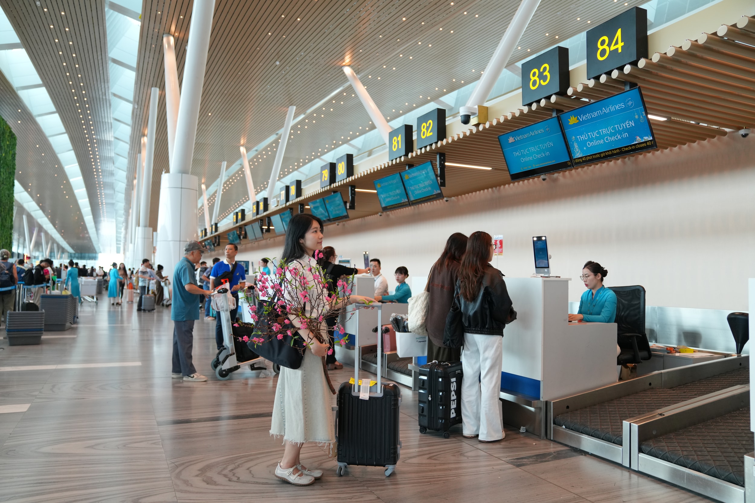 2. Trong dịp cao điểm, hành khách nên chủ động có mặt tại sân bay sớm để đảm bảo kịp thời gian làm thủ tục và lên máy bay đúng giờ