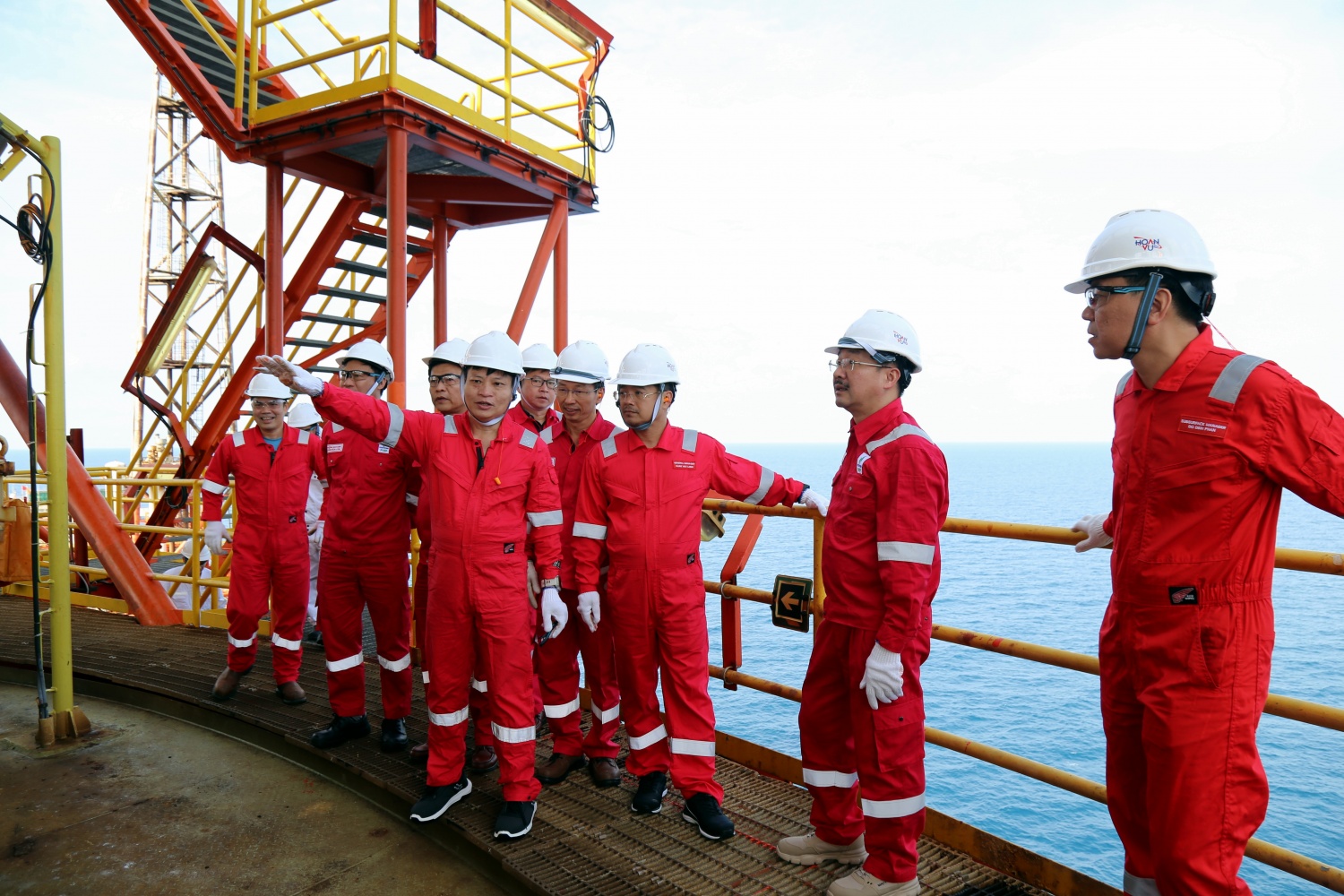 Đoàn công tác PVEP chúc Tết người lao động trên tàu FPSO ARMADA và giàn THOR