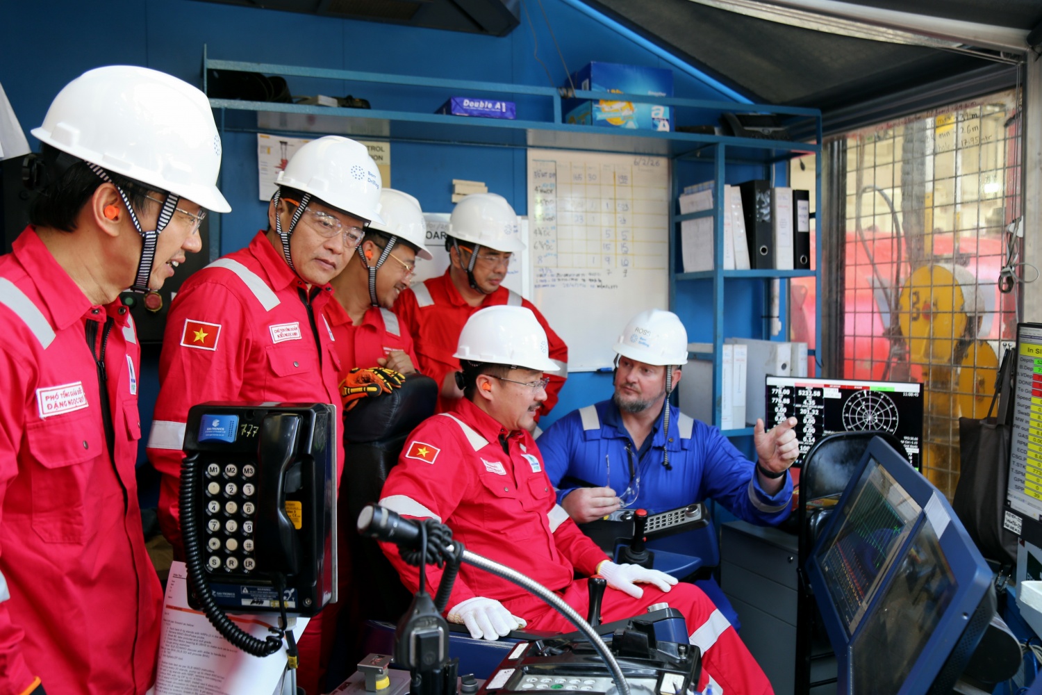 Đoàn công tác PVEP chúc Tết người lao động trên tàu FPSO ARMADA và giàn THOR