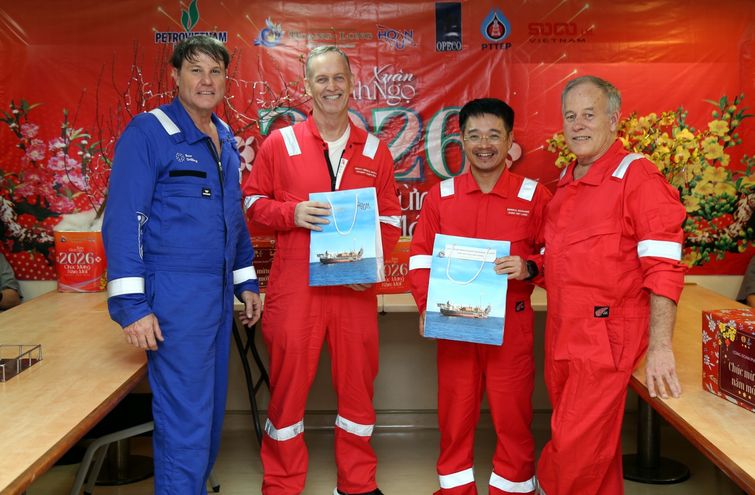 Đoàn công tác PVEP chúc Tết người lao động trên tàu FPSO ARMADA và giàn THOR