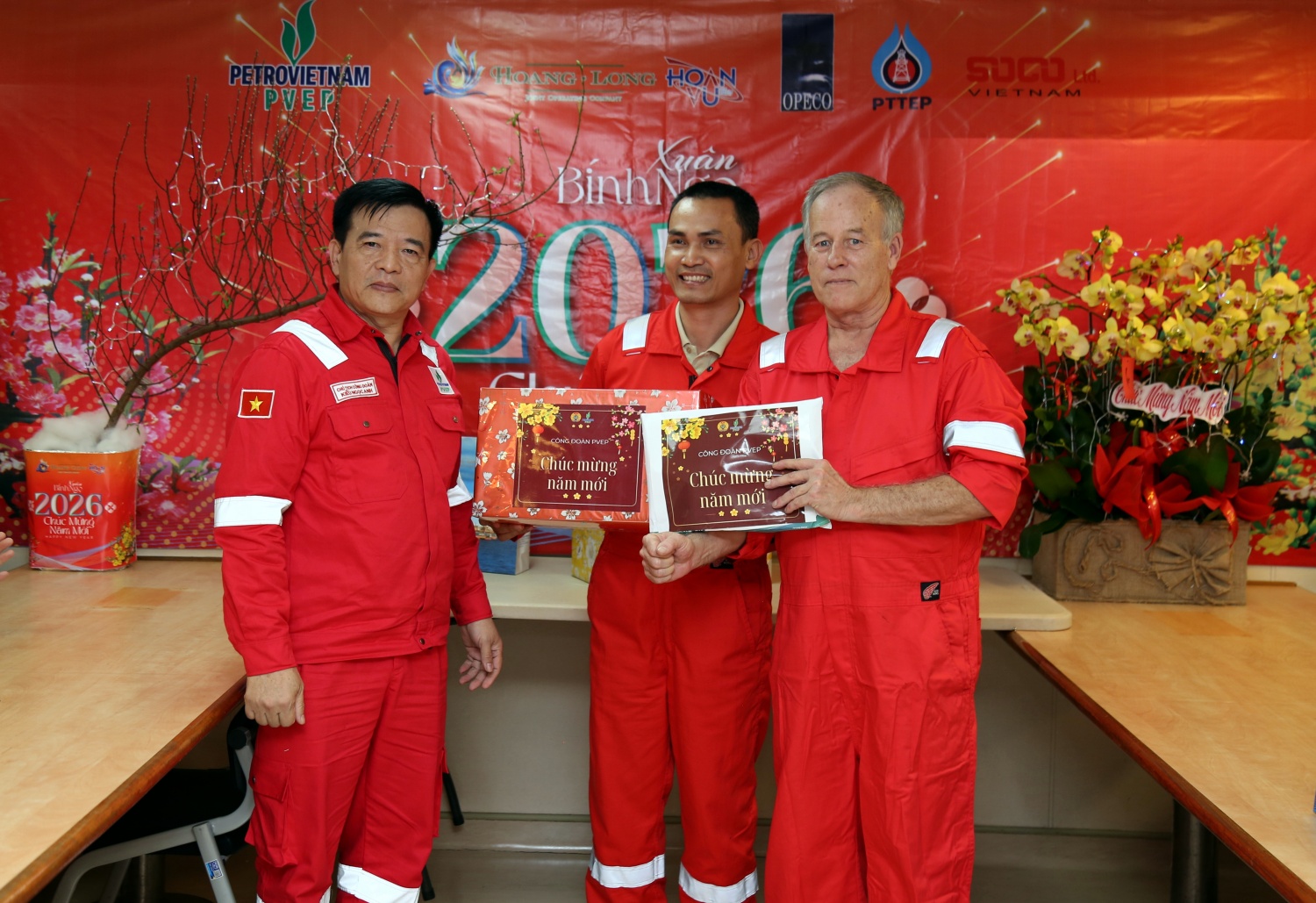 Đoàn công tác PVEP chúc Tết người lao động trên tàu FPSO ARMADA và giàn THOR