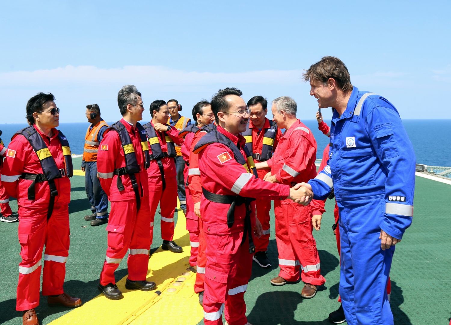 Đoàn công tác PVEP chúc Tết người lao động trên tàu FPSO ARMADA và giàn THOR