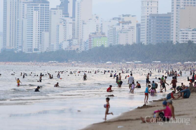 Hiện nay, tỉnh Khánh Hòa có đường bờ biển dài gần 500km (dài nhất cả nước), là điều kiện thuận lợi để tỉnh phát triển du lịch biển. Ảnh: Lê Sơn