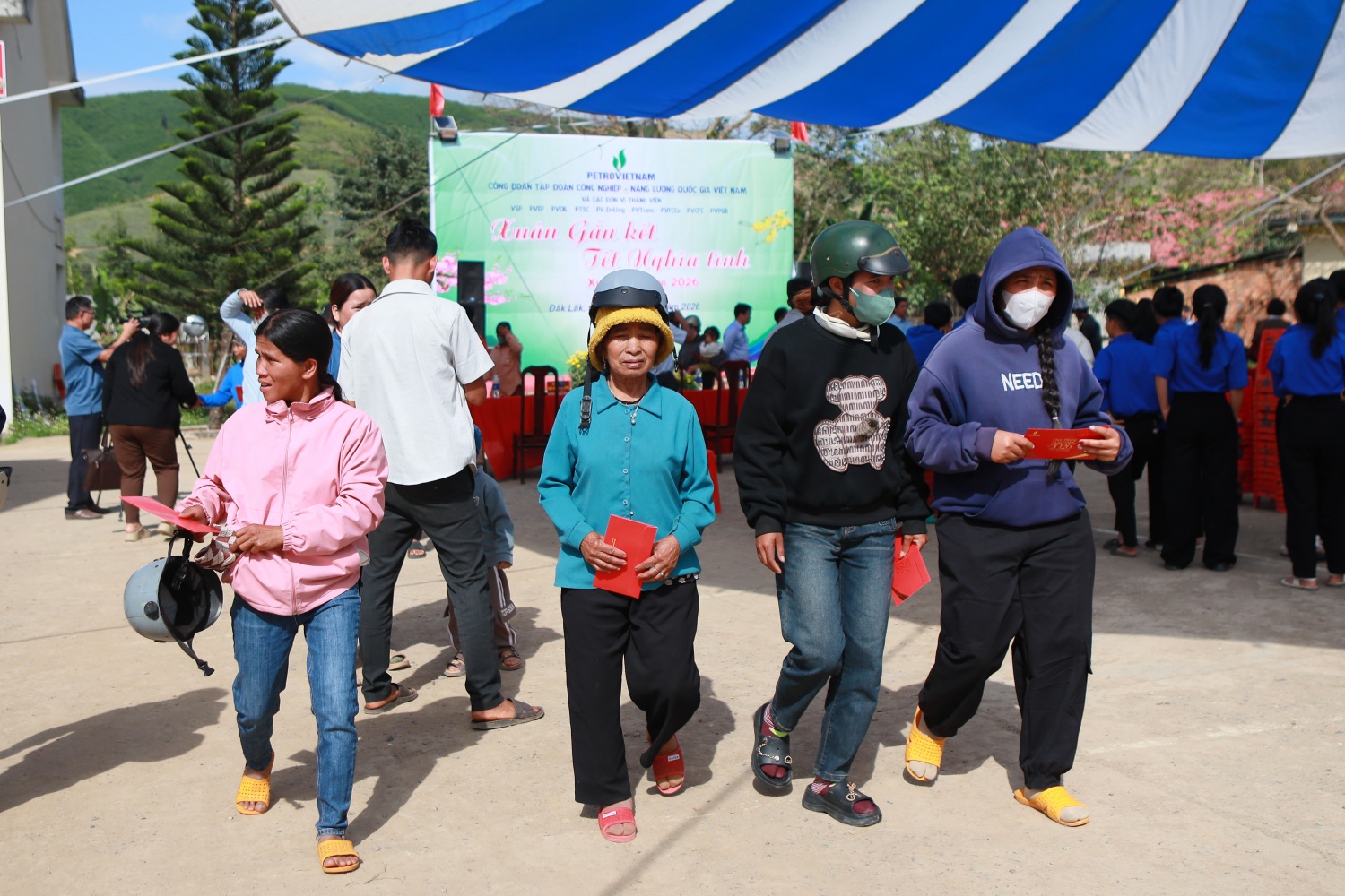 Mang nghĩa tình “Người Petrovietnam” đến với bà con vùng bão lũ tỉnh Đắk Lắk