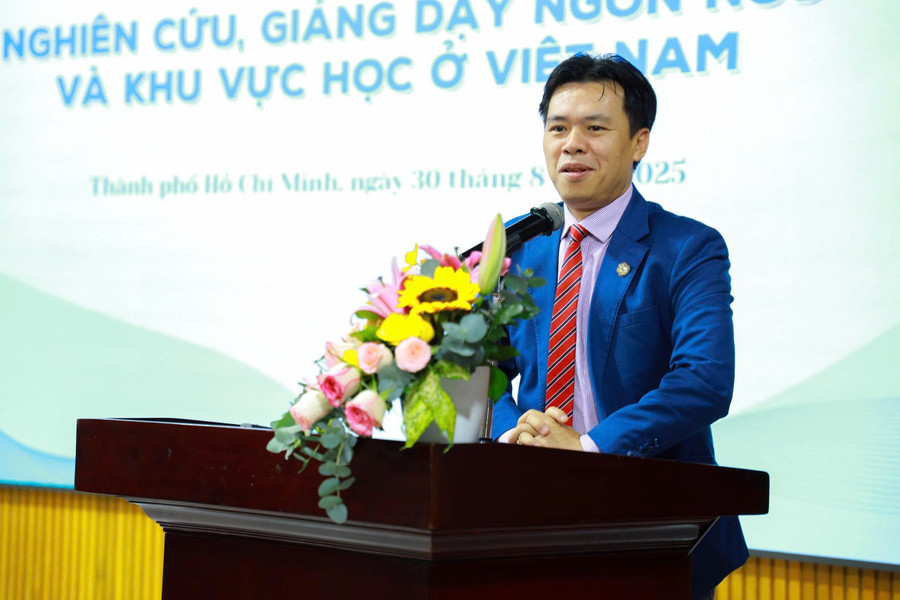GS.TS Đỗ Văn Đại - Phó Hiệu trưởng Trường Đại học Luật TPHCM nhận huân chương Cành cọ Hàn lâm của Pháp. Ảnh: HCMULAW.