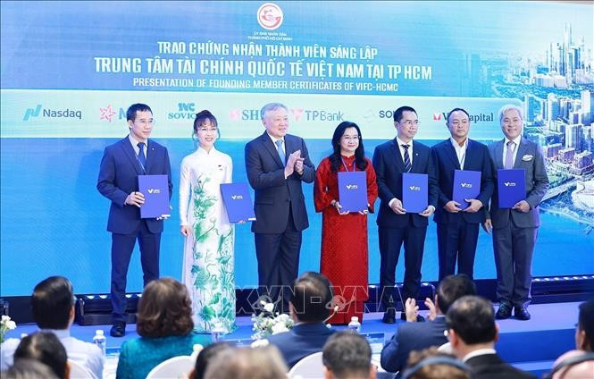 Phó Thủ tướng Thường trực Nguyễn Hoà Bình trao chứng nhận thành viên sáng lập cho các đơn vị, doanh nghiệp. Ảnh: Dương Giang/TTXVN