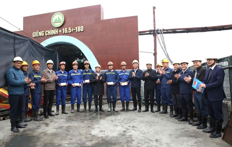 Đảng ủy Tập đoàn TKV thăm, chúc Tết và tặng quà người lao động đang trực tiếp sản xuất tại Phân xưởng K26 - Công ty Than Uông Bí - TKV. Ảnh: Truyền thông TKV