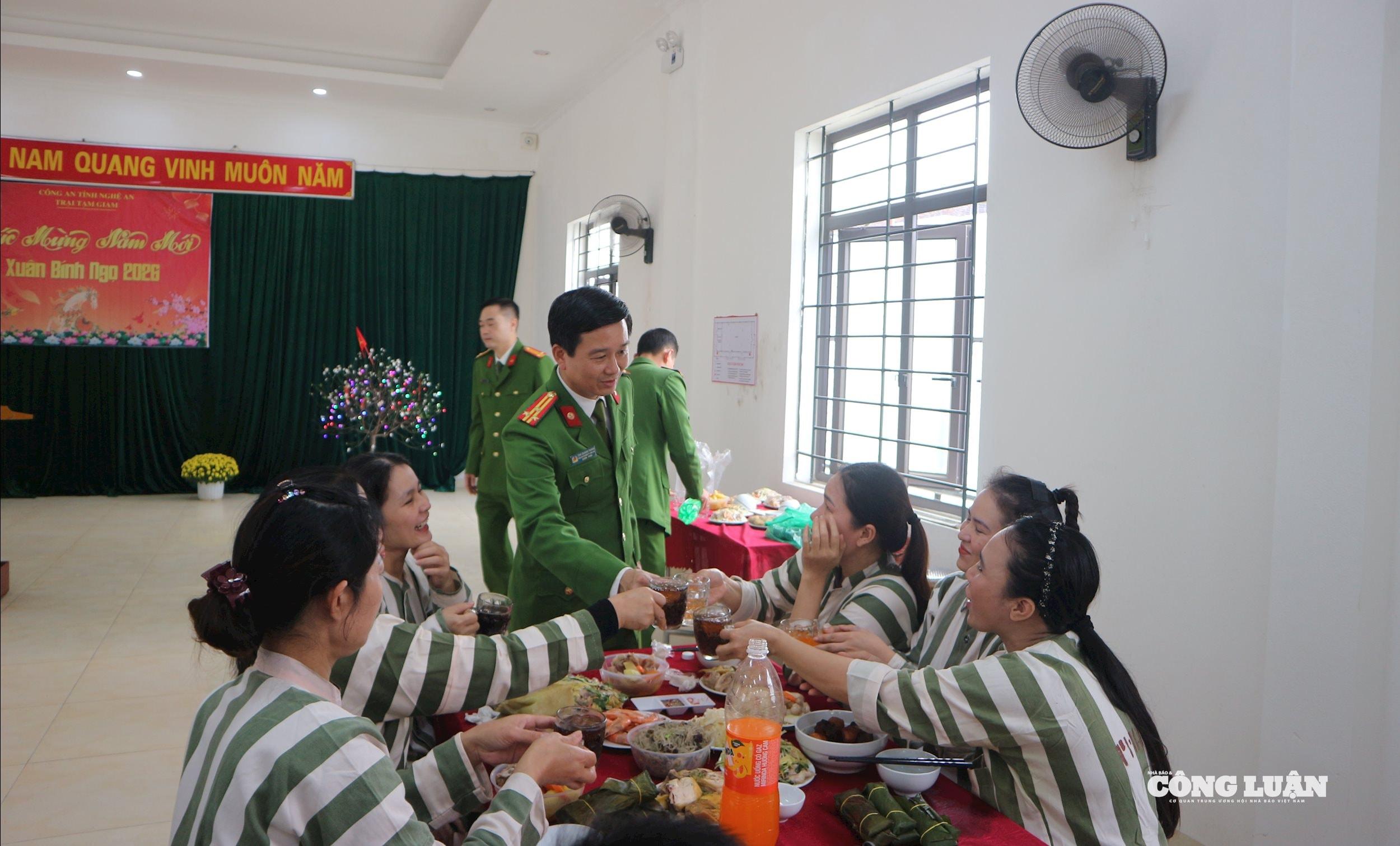 Thượng tá Chu Quang Thành – Giám thị Trại tạm giam Công an tỉnh Nghệ An chúc Tết, động viên các phạm nhân