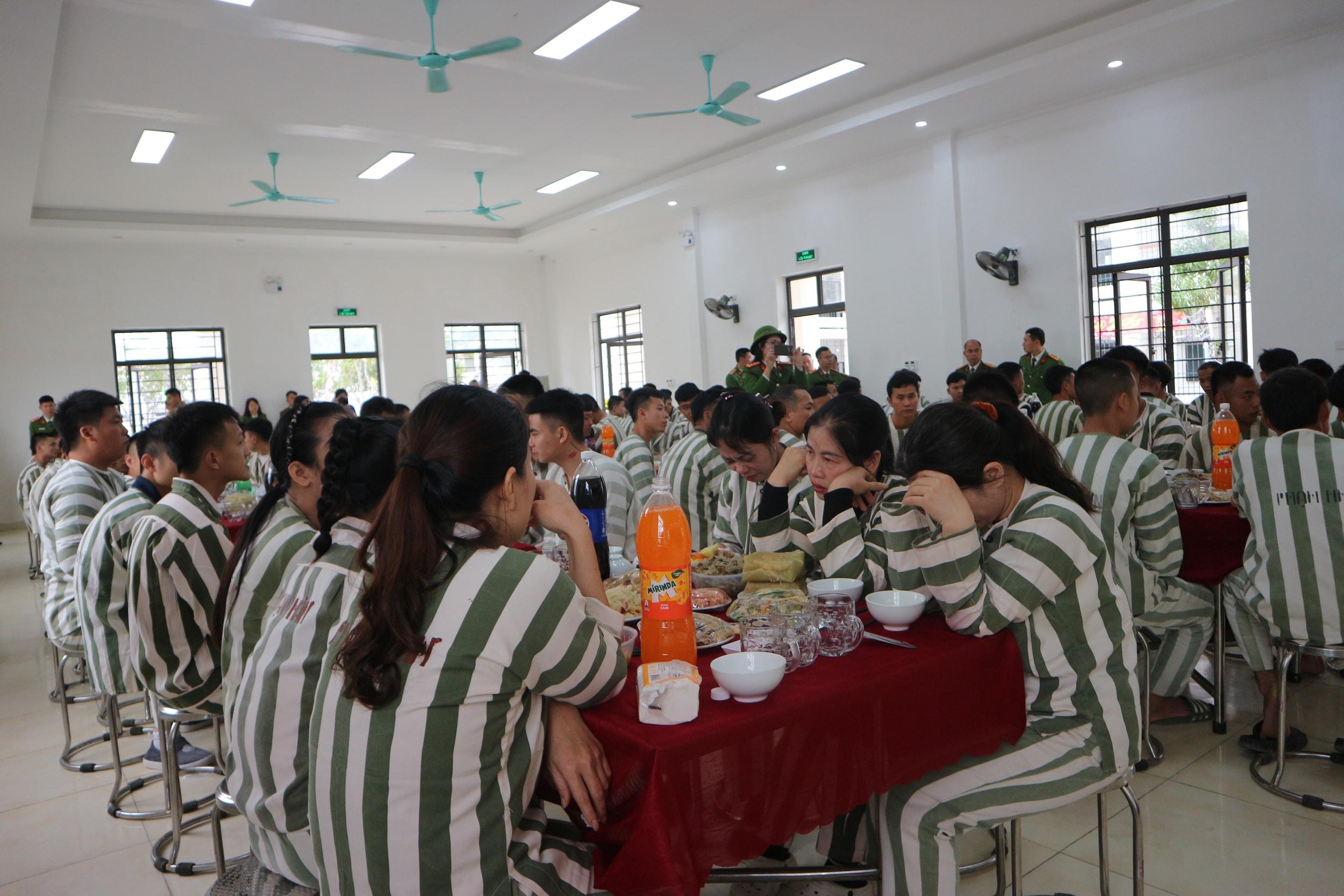 Nhiều phạm nhân rơi nước mắt, xúc động tại bữa cơm tất niên