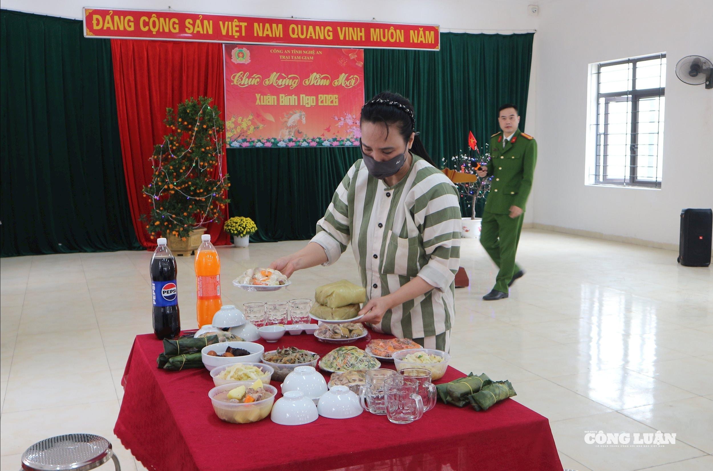 Mâm cơm Tết thịnh soạn, mang hương vị đặc trưng của Tết cổ truyền dân tộc