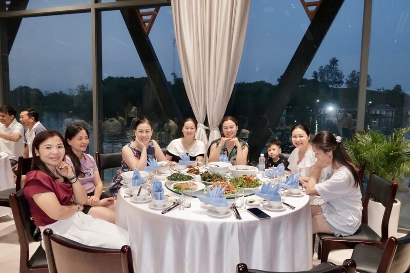 Gia đình quây quần bên bàn tiệc xuân ấm áp và ngập tràn tiếng cười