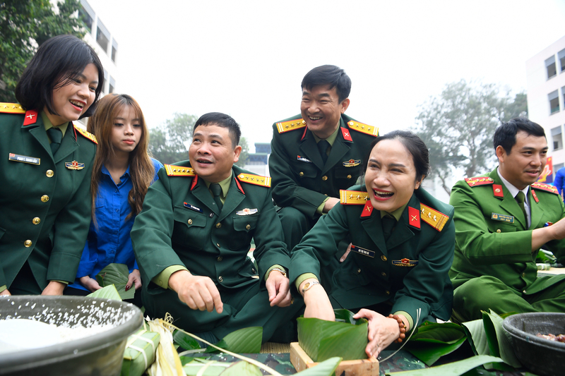 Chỉ huy Lữ đoàn 144 cùng các đại biểu tham gia gói bánh cùng cán bộ, chiến sĩ.