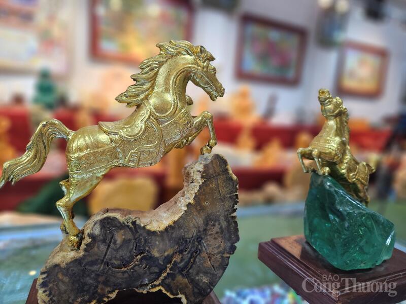 Tượng ngựa đồng trên đá từ gỗ hóa thạch tại một xưởng chế tác ở Đại Mỗ, Hà Nội có giá từ 5 đến 15 triệu đồng.