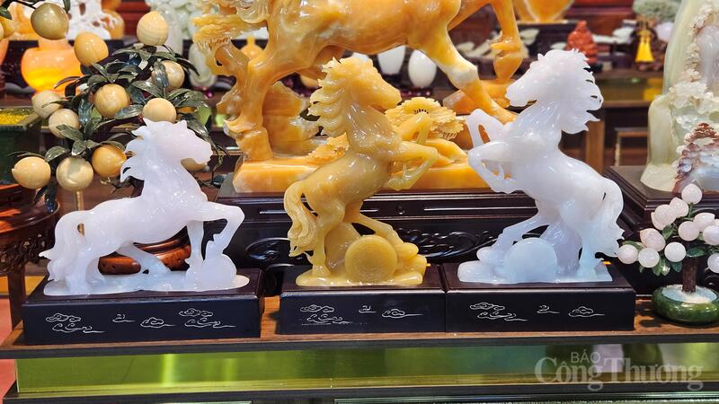 Từng khối đá thô được thổi hồn, trở thành những tác phẩm mang theo niềm tin và khát vọng đầu xuân.