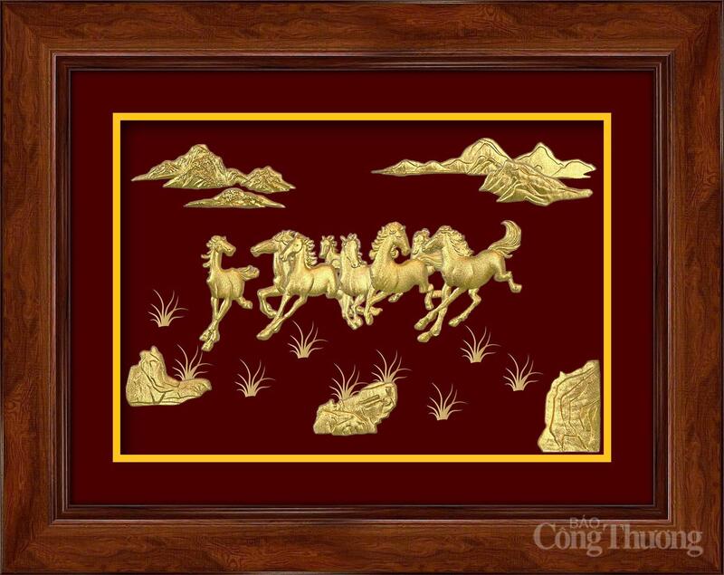 Tranh mạ vàng “Mã đáo thành công” được bày bán tại một cửa hàng trên phố Nguyễn Thái Học, Hà Nội.