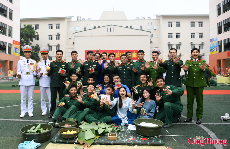 Ngay sau khi hoàn thành phần gói bánh chưng và trang trí, Ban Giám khảo tiến hành kiểm tra, chấm điểm thành phẩm của từng đội thi.