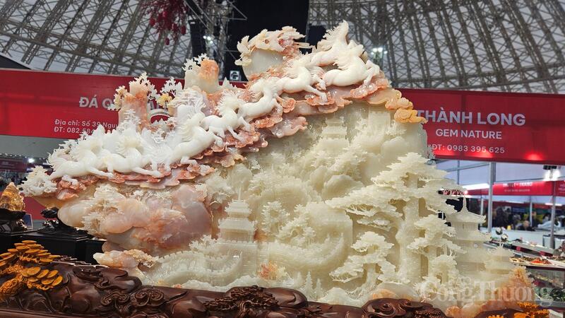 Bức đá phong thủy “Bát mã truy phong” biểu tượng cho sức mạnh, đoàn kết, thịnh vượng, phát đạt, thành công, chiến thắng.