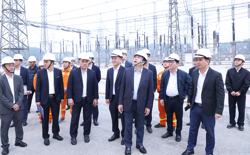 Tổng giám đốc EVNNPT Trương Hữu Thành cùng đoàn công tác kiểm tra hiện trường và nghe báo cáo phương án đảm bảo điện dịp Tết. Ảnh: Lê Linh