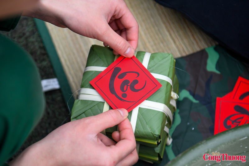 Bánh chưng, món ăn truyền thống lâu đời luôn hiện diện như biểu tượng không thể thiếu của Tết cổ truyền.