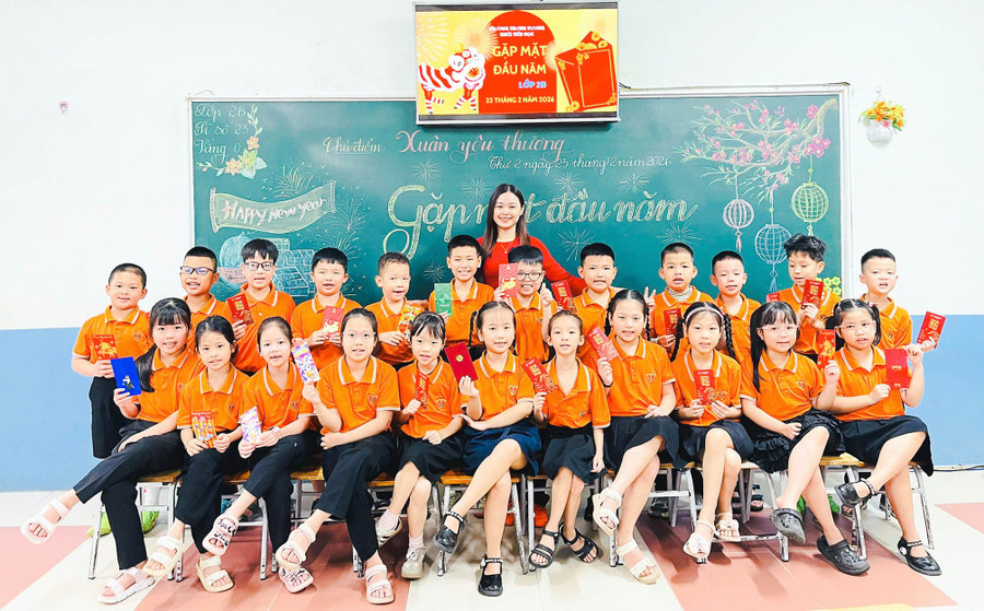 Học sinh Trường Trưng Vương tham gia hoạt động đầu năm bằng việc trang trí bảng Tết, nhận lì xì. 6641bab0-2424-4fca-948d-abd48ce96747-1-201-a.jpg