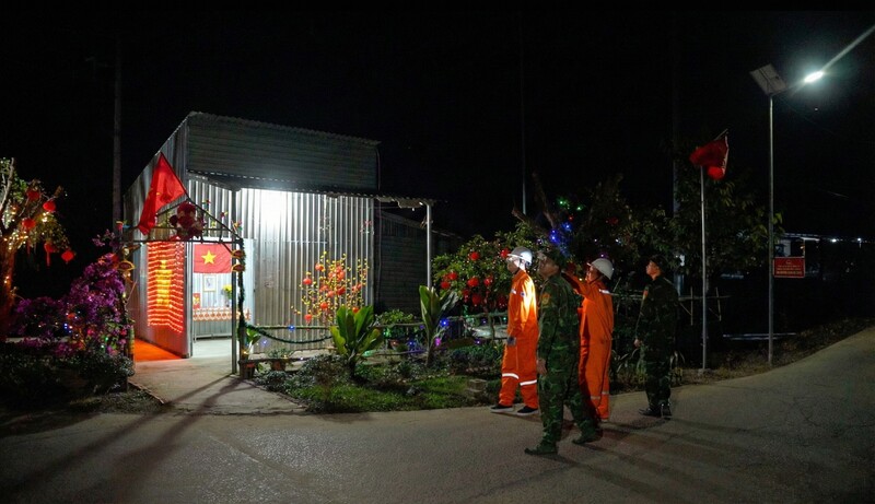 Nhân viên điện lực ứng trực đảm bảo điện trong dịp tết Bính Ngọ 2026. Ảnh: EVNSPC