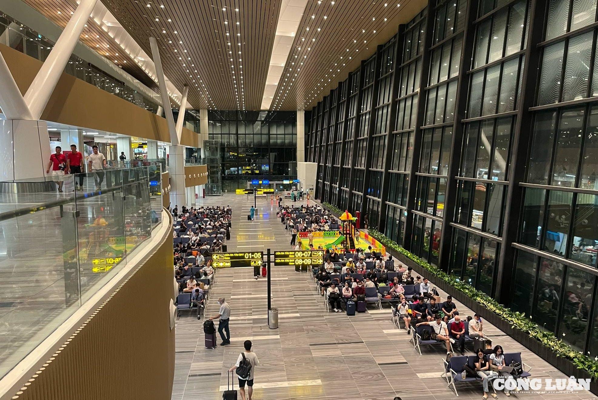 Hình ảnh hành khách di chuyển qua Nhà ga T3 cảng hàng không quốc tế Tân Sơn Nhất.