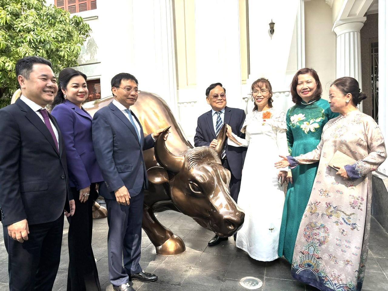 Bộ trưởng Nguyễn Văn Thắng đánh cồng khai trương giao dịch chứng khoán đầu Xuân Bính Ngọ Bộ trưởng Nguyễn Văn Thắng đánh cồng khai trương giao dịch chứng khoán đầu Xuân Bính Ngọ