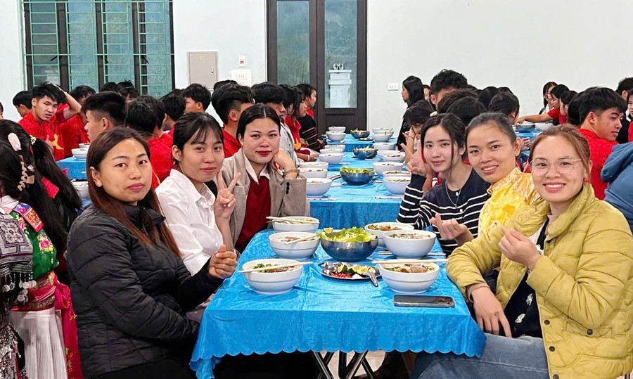 Giáo viên Trường Phổ thông Dân tộc nội trú THPT Nà Hỳ cùng ăn phở với học trò. phoyeuthuongjpg2.jpg