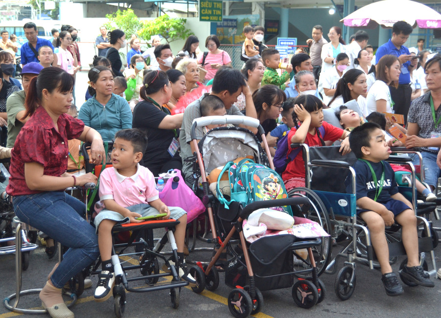 Đông đảo phụ huynh cùng bệnh nhi tham dự chương trình. phuhuynhvacacbenhnhibenhhiem.jpg