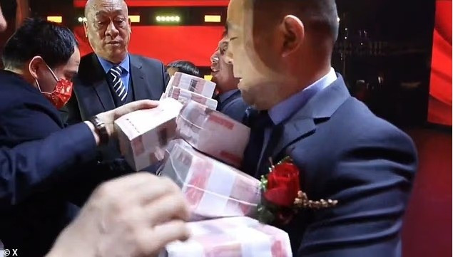 Ước tính có khoảng 7.000 người đã tham dự buổi tiệc xa hoa của công ty. cong-ty-gay-soc-khi-phat-26-trieu-usd-tien-mat-cho-nhan-vien-2.jpg