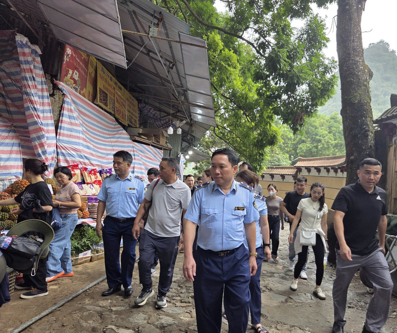 Lực lượng Quản lý thị trường di chuyển kiểm tra các điểm kinh doanh dọc tuyến đường dẫn vào động Hương Tích.