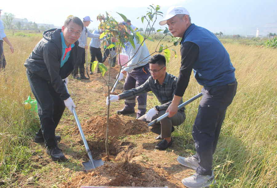 Lãnh đạo Công ty Formosa Hà Tĩnh tham gia trồng cây đầu Xuân.