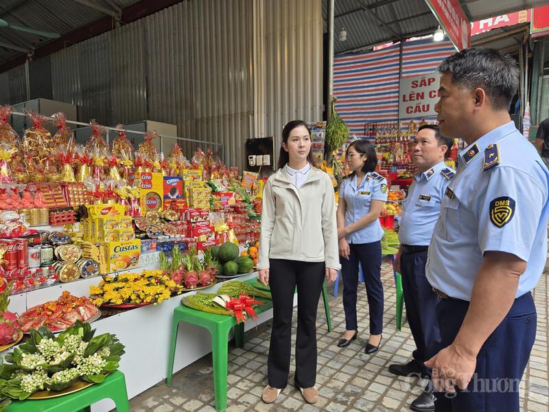 Đội Quản lý thị trường số 23 tuyên truyền, hướng dẫn các hộ kinh doanh tại khu vực bán đồ lễ thực hiện đúng quy định về niêm yết giá và nguồn gốc hàng hóa.