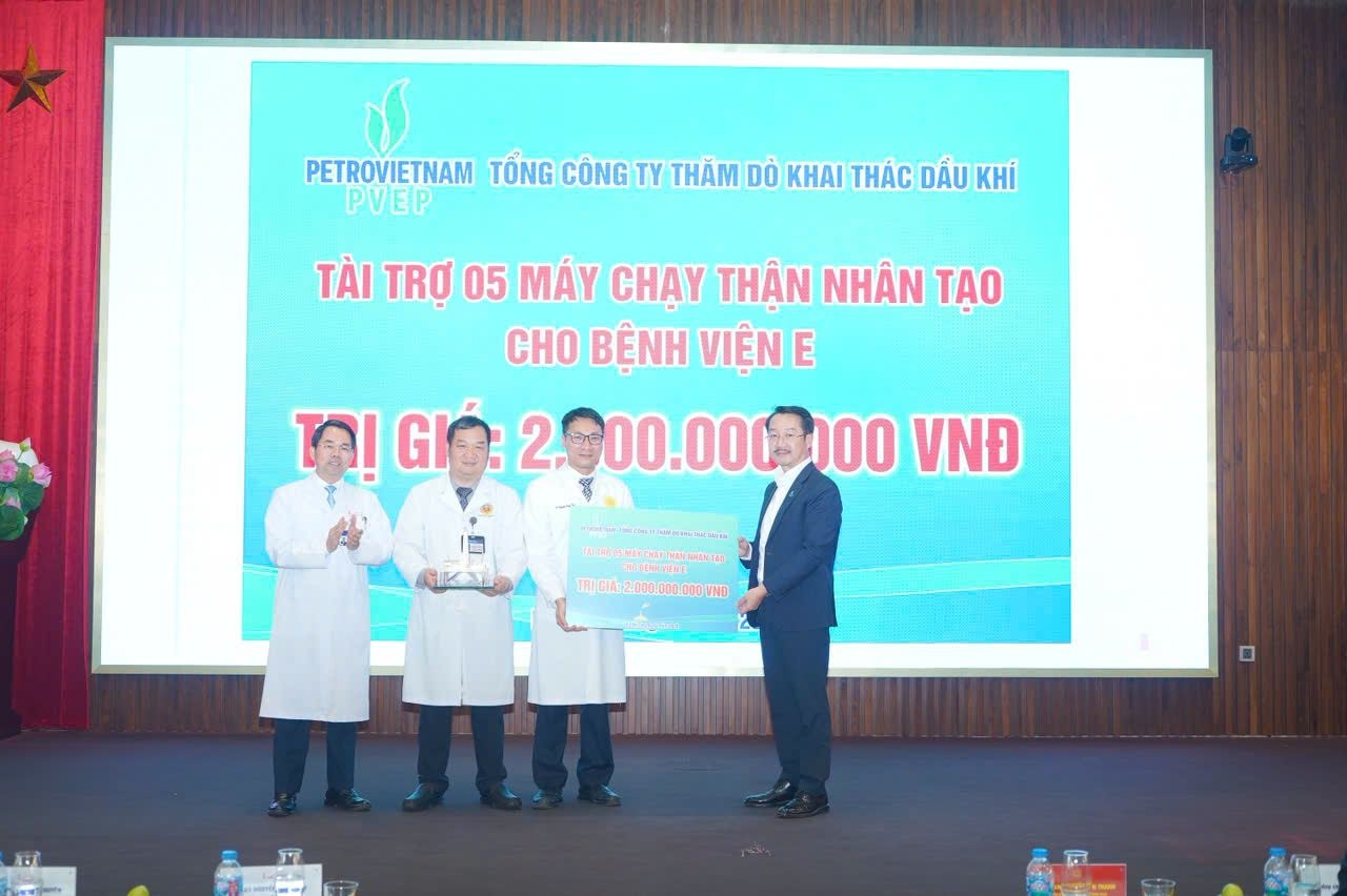 Tổng giám đốc PVEP Nguyễn Thiện Bảo trao tài trợ tại chương trình Tổng giám đốc PVEP Nguyễn Thiện Bảo trao tài trợ tại chương trình