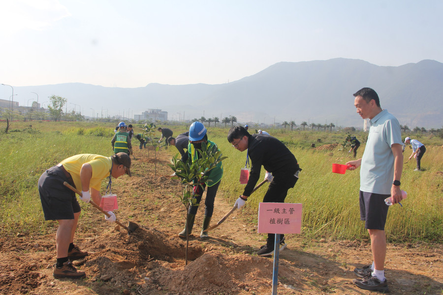 Các đại biểu và công nhân viên thực hiện trồng cây. 7.jpg
