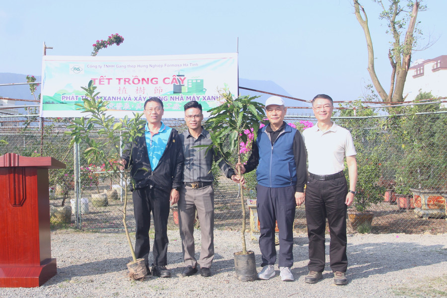 VP Báo GD&TĐ khu vực Bắc Trung Bộ tặng cây giống cho Công ty FHS. 3.jpg