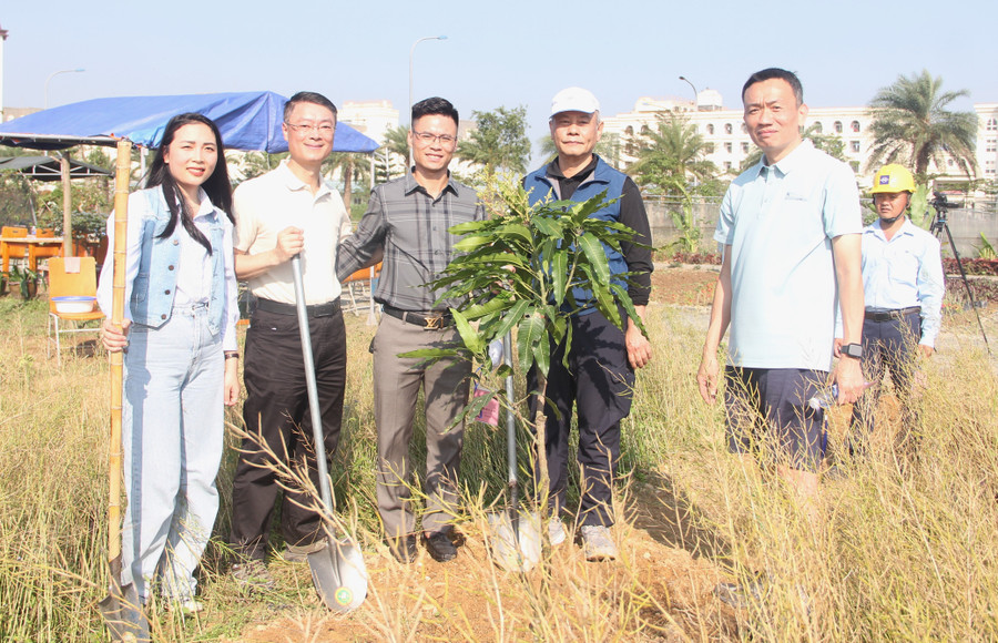 Những cây xanh được trồng hôm nay góp phần thực hiện mục tiêu xây dựng nhà máy xanh của FHS. 8.jpg