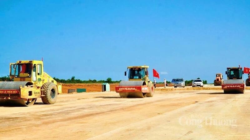 Phương tiện cơ giới thi công dự án đường cất hạ cánh số 2 Cảng hàng không Phù Cát. Ảnh: Hiền Mai