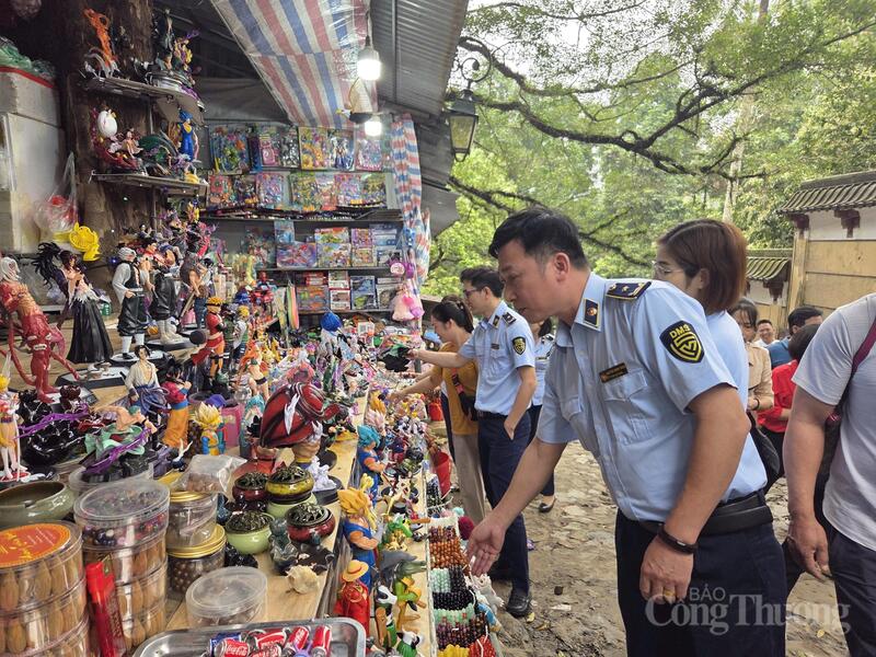 Lực lượng Quản lý thị trường kiểm tra mặt hàng đồ chơi, hàng lưu niệm bày bán tại khu vực lễ hội.