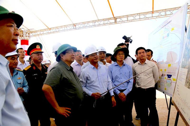 Thủ tướng Phạm Minh Chính nghe báo cáo tiến độ thi công dự án đường cất hạ cánh số 2 Cảng hàng không Phù Cát. Ảnh: Nguyễn Hân
