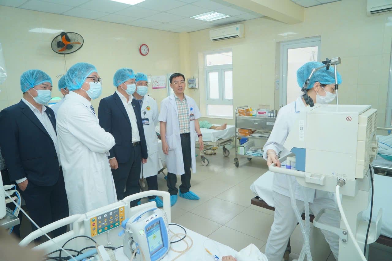 Lãnh đạo PVEP thăm thăm các phòng bệnh và kiểm tra hoạt động của hệ thống chạy thận nhân tạo Lãnh đạo PVEP thăm thăm các phòng bệnh và kiểm tra hoạt động của hệ thống chạy thận nhân tạo