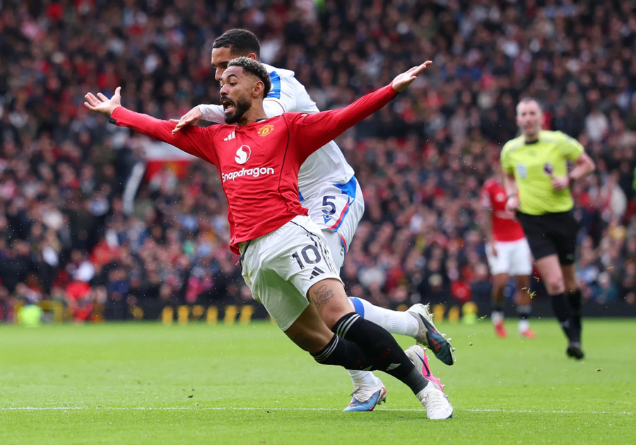 Crystal Palace sau đó sụp đổ khi Lacroix phạm lỗi với Matheus Cunha trong vòng cấm. man-utd-7.jpg
