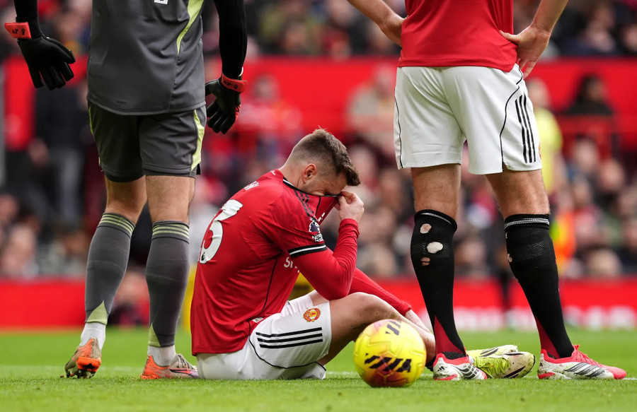Chiến thắng của Man Utd cũng phải trả giá đắt khi Luke Shaw dính chấn thương phải rời sân từ sớm. man-utd-pa-6.jpg