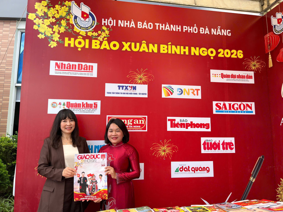 Bà Huỳnh Thị Thùy Dung (áo dài đỏ) - Trưởng ban Tuyên giáo và Dân vận Thành ủy Đà Nẵng và bà Trương Thị Hồng Hạnh - Giám đốc Sở Văn hóa Thể thao và Du lịch TP Đà Nẵng tại Hội báo Xuân. 5578887649687840411.jpg