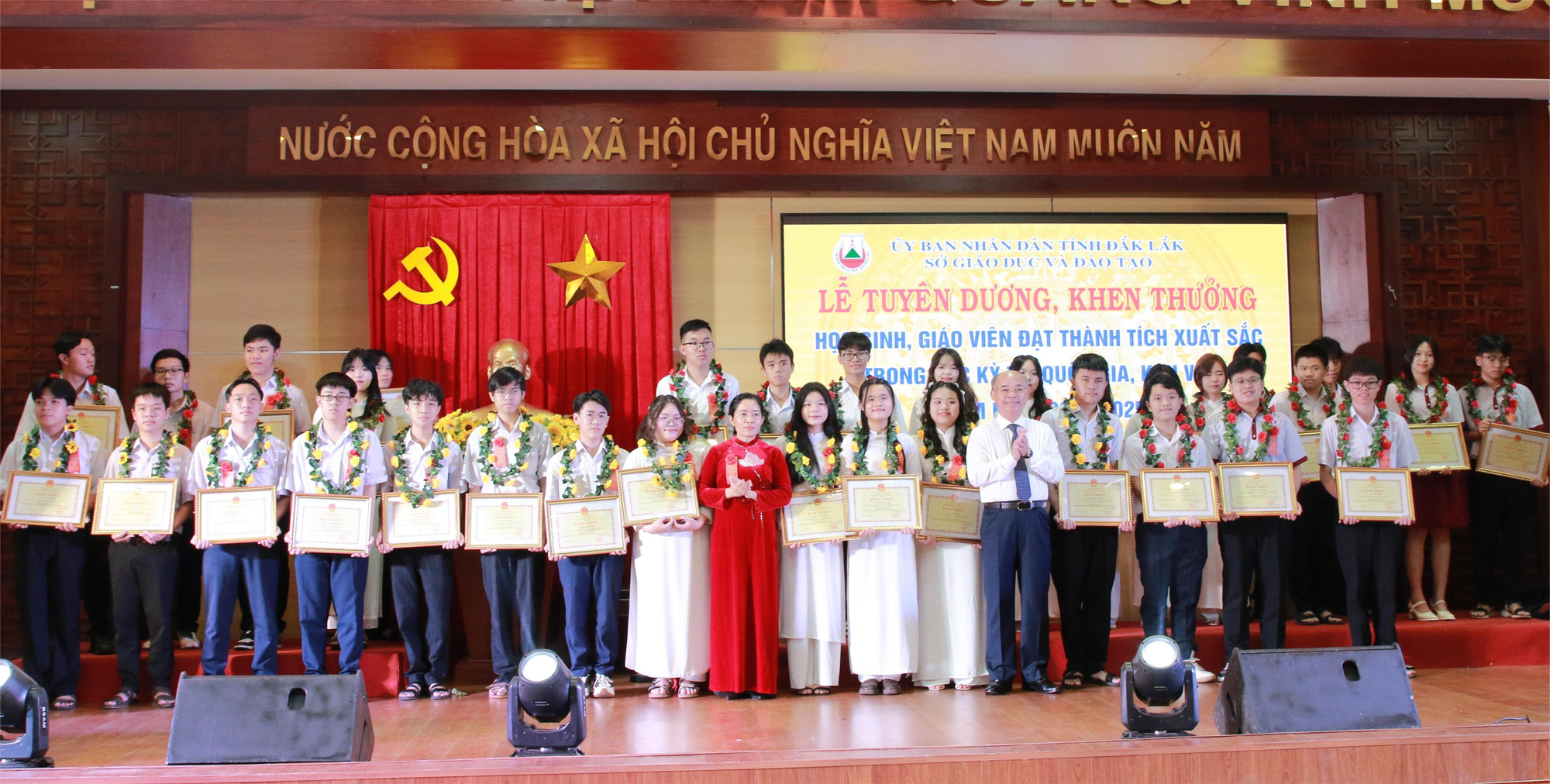 Lãnh đạo UBND tỉnh và lãnh đạo Sở GD&ĐT Đắk Lắk trao Bằng khen của Bộ trưởng Bộ GD&ĐT cho các học sinh giỏi quốc gia năm học 2024-2025. (Ảnh: TT) 1-bk.jpg