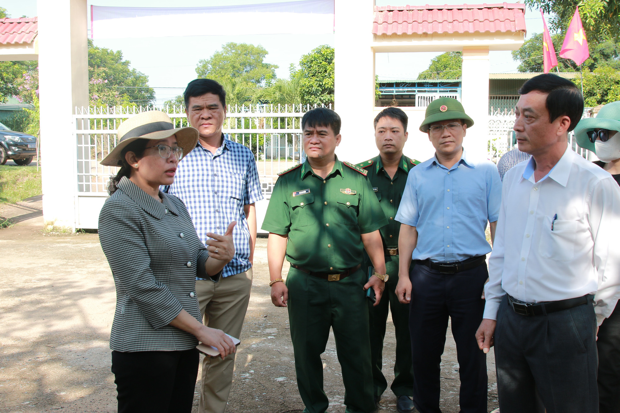 TS Lê Thị Thanh Xuân trao đổi với chính quyền địa phương, bộ đội Biên phòng tỉnh về kế hoạch xây dựng trường phổ thông nội trú liên cấp ở các xã biên giới. (Ảnh: TT) img-8737.jpg
