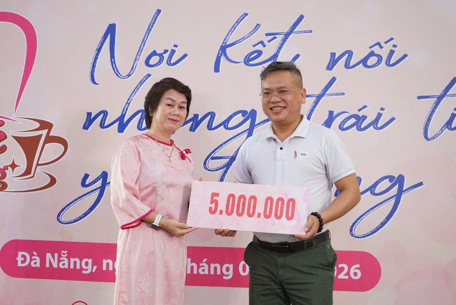 Đại diện Ban tổ chức chương trình “Ly café yêu thương” (bên phải) tiếp nhận ủng hộ của các đơn vị, nhà hảo tâm. 1558736856649202991.jpg