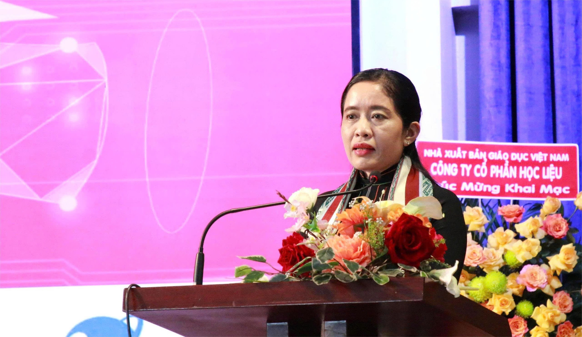 Là người con dân tộc Mnông, TS Lê Thị Thanh Xuân đặt quyết tâm hành động nhằm đột phá giáo dục vùng khó bằng nguồn nhân lực và chính sách ưu tiên vùng dân tộc thiểu số. (Ảnh: TT) co-xuan-12.jpg