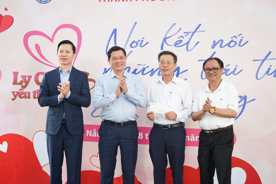 Ông Trần Phước Sơn (thứ 2, từ trái qua) - Phó Chủ tịch Thường trực HĐND TP Đà Nẵng trao ủng hộ chương trình “Ly café yêu thương”. 1286493792889982388.jpg