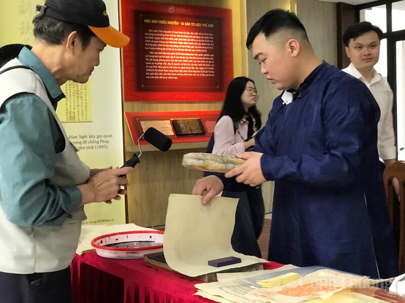 Trải nghiệm in dập trên giấy dó. Ảnh: Bảo Thoa